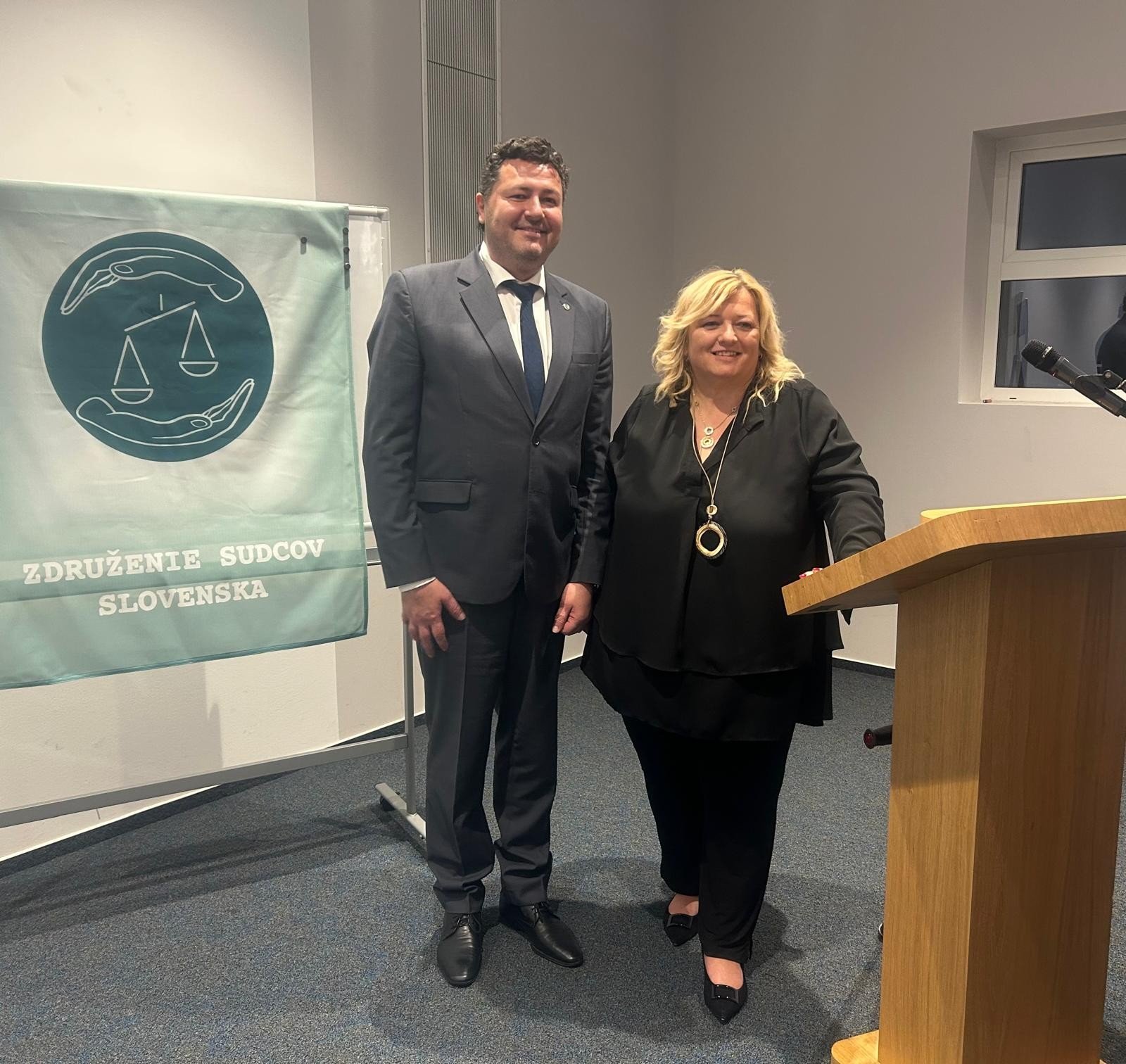 Bývalý prezident František Mozner s novou prezidentkou Združenia Lenkou Praženkovou